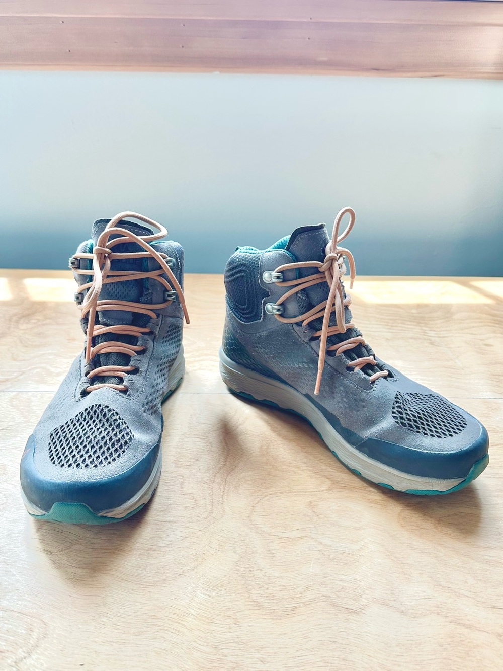 Vasque Breeze LT NTX Women’s Hiking Boots Gray Teal Vibram Trail Shoes Size 8.5